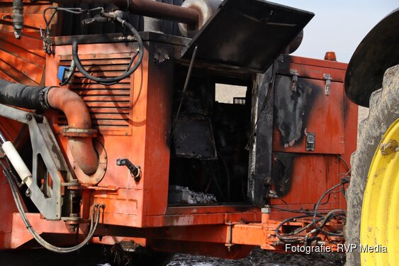 Haspel vliegt in brand op boerenakker in Wieringerwaard