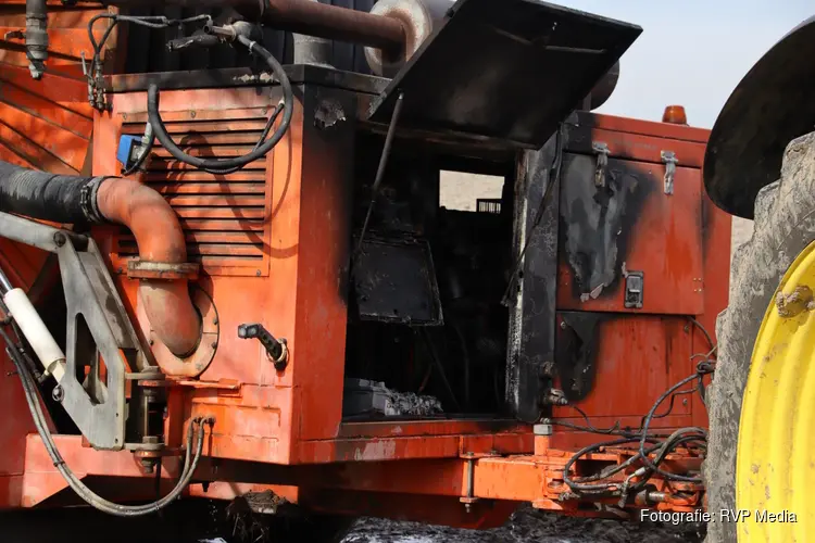Haspel vliegt in brand op boerenakker in Wieringerwaard