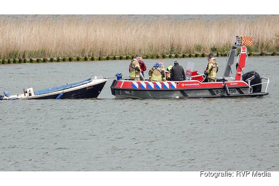 Boot begint te zinken midden op Amstelmeer
