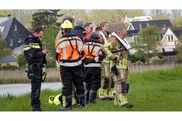 Boot begint te zinken midden op Amstelmeer