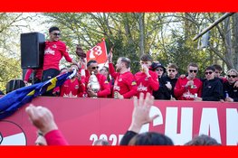 Uitzinnige menigte op de been bij huldiging van bekerwinnaar AZ