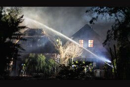 Woning met rieten kap beschadigd na brand in schuur
