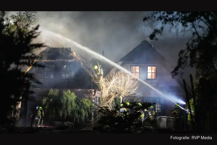 Woning met rieten kap beschadigd na brand in schuur