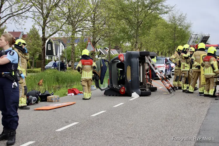 Auto op z’n kant bij aanrijding in Anna Paulowna