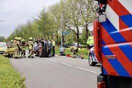 Auto op z’n kant bij aanrijding in Anna Paulowna