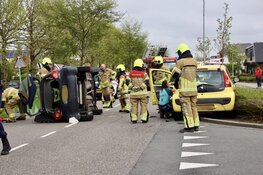 Auto op z’n kant bij aanrijding in Anna Paulowna
