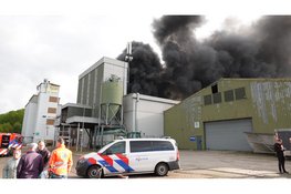 Grote uitslaande brand in Slootdorp zorgt voor flinke rookontwikkeling