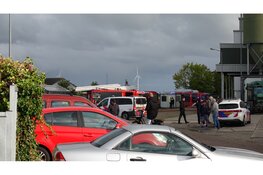Grote uitslaande brand in Slootdorp zorgt voor flinke rookontwikkeling
