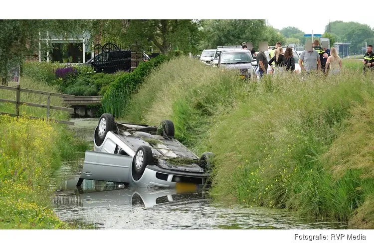 Auto belandt over de kop in sloot in Barsingerhorn