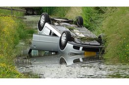 Auto belandt over de kop in sloot in Barsingerhorn