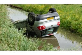 Auto belandt over de kop in sloot in Barsingerhorn
