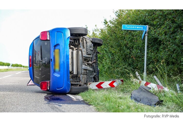 Auto op z'n kant na eenzijdig ongeval in Middenmeer