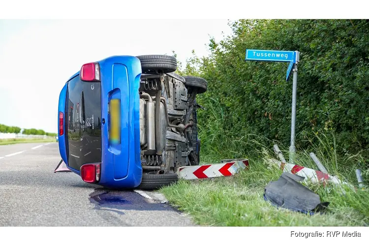 Auto op z'n kant na eenzijdig ongeval in Middenmeer