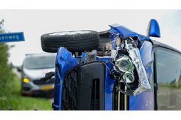 Auto op z'n kant na eenzijdig ongeval in Middenmeer