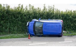 Auto op z'n kant na eenzijdig ongeval in Middenmeer