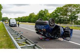 Auto ondersteboven na aanrijding met camper op A7 tussen Middenmeer en Wieringerwerf