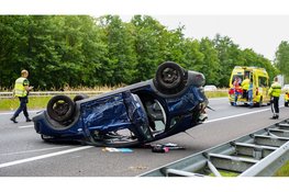 Auto ondersteboven na aanrijding met camper op A7 tussen Middenmeer en Wieringerwerf