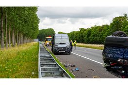 Auto ondersteboven na aanrijding met camper op A7 tussen Middenmeer en Wieringerwerf