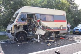 Man valt in slaap en botst tegen camper en personenauto