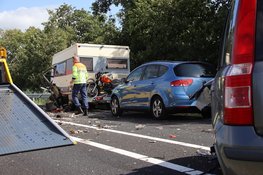 Man valt in slaap en botst tegen camper en personenauto