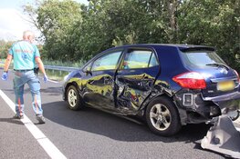 Man valt in slaap en botst tegen camper en personenauto