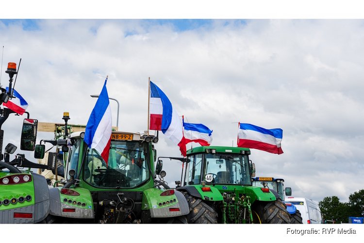 Boeren protesten vreedzaam tijdens nachtmarkt Kolhorn