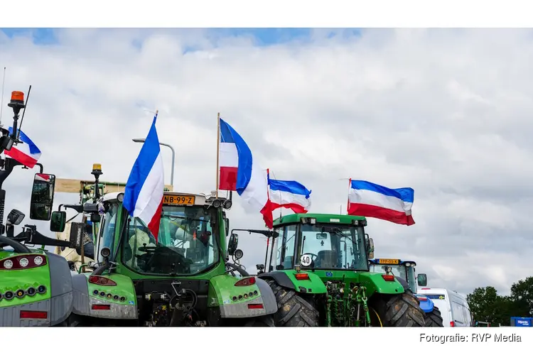Boeren protesten vreedzaam tijdens nachtmarkt Kolhorn