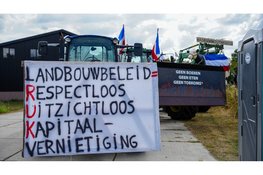 Boeren protesten vreedzaam tijdens nachtmarkt Kolhorn
