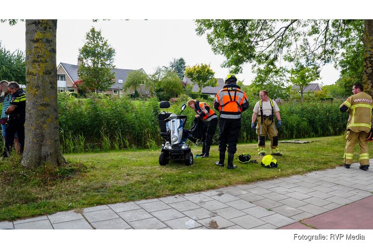 Omstanders redden man met scootmobiel uit sloot in Middenmeer