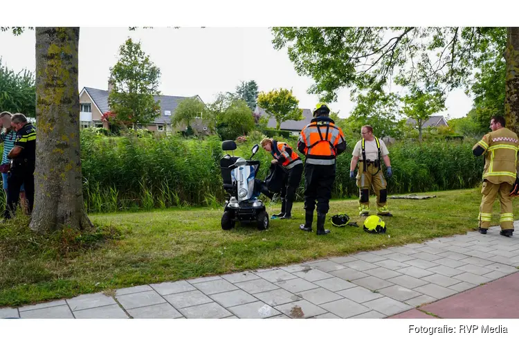 Omstanders redden man met scootmobiel uit sloot in Middenmeer