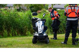 Omstanders redden man met scootmobiel uit sloot in Middenmeer