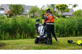Omstanders redden man met scootmobiel uit sloot in Middenmeer