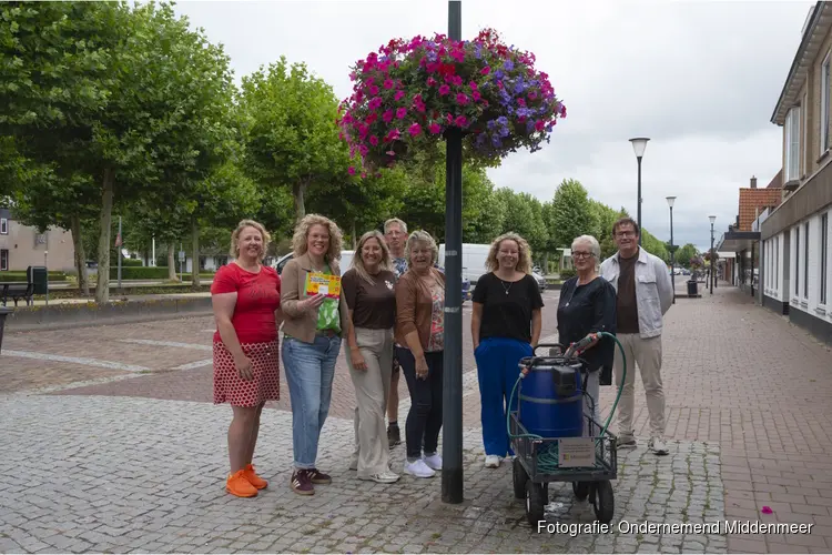 Bloeiende Brugstraat Middenmeer