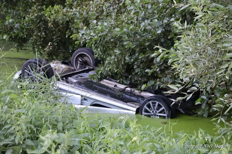 Auto over de kop in sloot Breezand, meerdere gewonden
