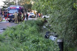 Auto over de kop in sloot Breezand, meerdere gewonden