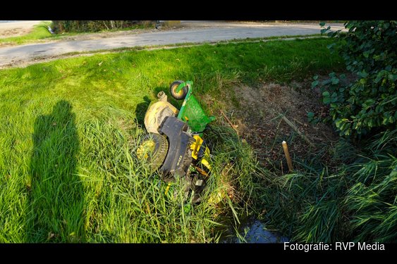 Vrouw belandt onder grasmaaier in sloot Wieringerwerf