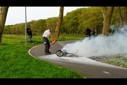 Scooter vliegt in brand net na tankbeurt in Wieringerwerf