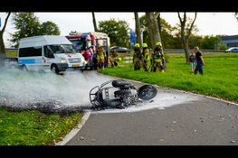 Scooter vliegt in brand net na tankbeurt in Wieringerwerf
