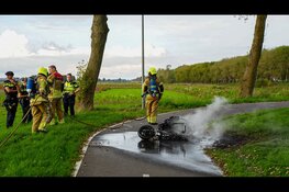 Scooter vliegt in brand net na tankbeurt in Wieringerwerf