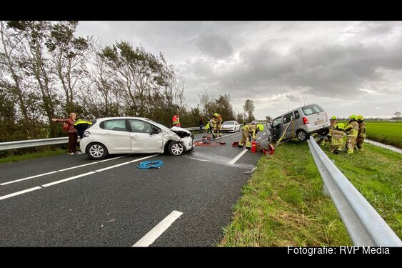 N99 afgesloten na frontale botsing: auto op vangrail, bestuurder bekneld