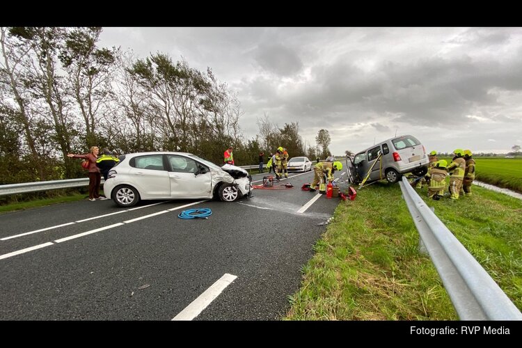 N99 afgesloten na frontale botsing: auto op vangrail, bestuurder bekneld