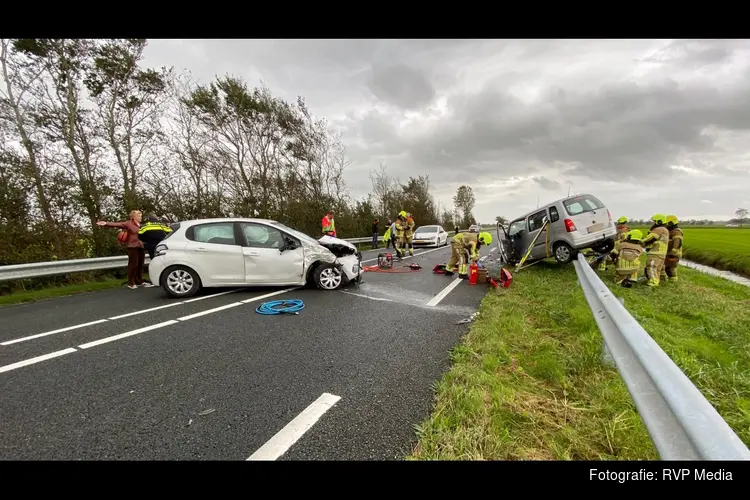 N99 afgesloten na frontale botsing: auto op vangrail, bestuurder bekneld