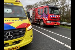 N99 afgesloten na frontale botsing: auto op vangrail, bestuurder bekneld
