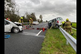 N99 afgesloten na frontale botsing: auto op vangrail, bestuurder bekneld