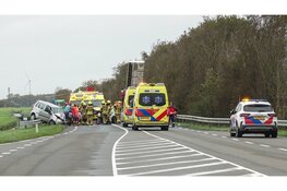 N99 afgesloten na frontale botsing: auto op vangrail, bestuurder bekneld