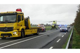 N99 afgesloten na frontale botsing: auto op vangrail, bestuurder bekneld