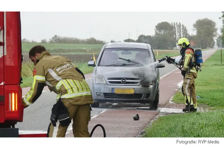 Auto vat vlam tijdens rijden aan Balgweg in Breezand, erger voorkomen door omwonenden