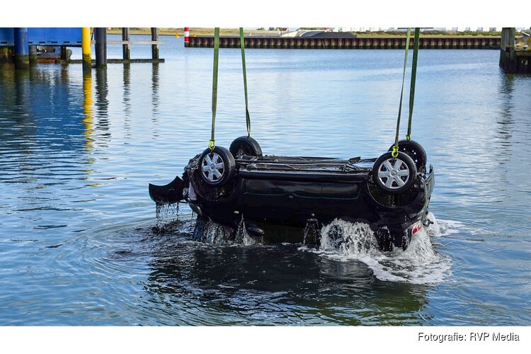 Auto belandt in zeehaven Den Oever