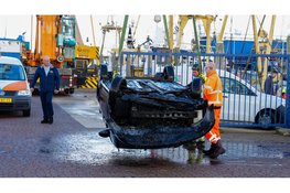 Auto belandt in zeehaven Den Oever
