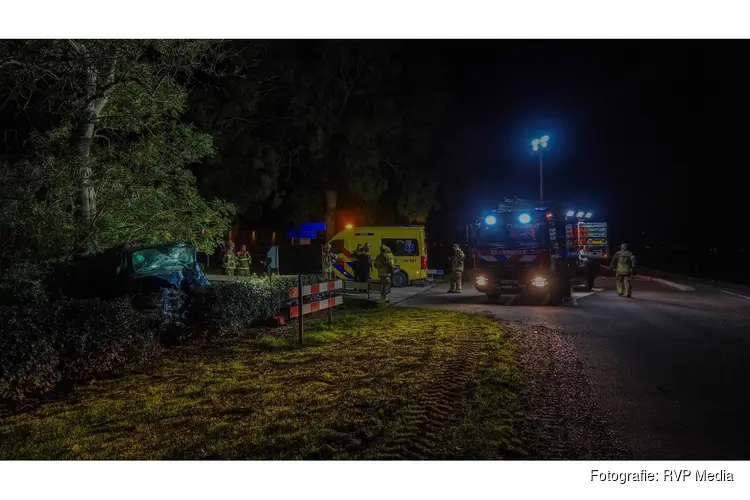Bestuurder bekneld en zwaargewond na botsing tegen boom in Wieringerwerf